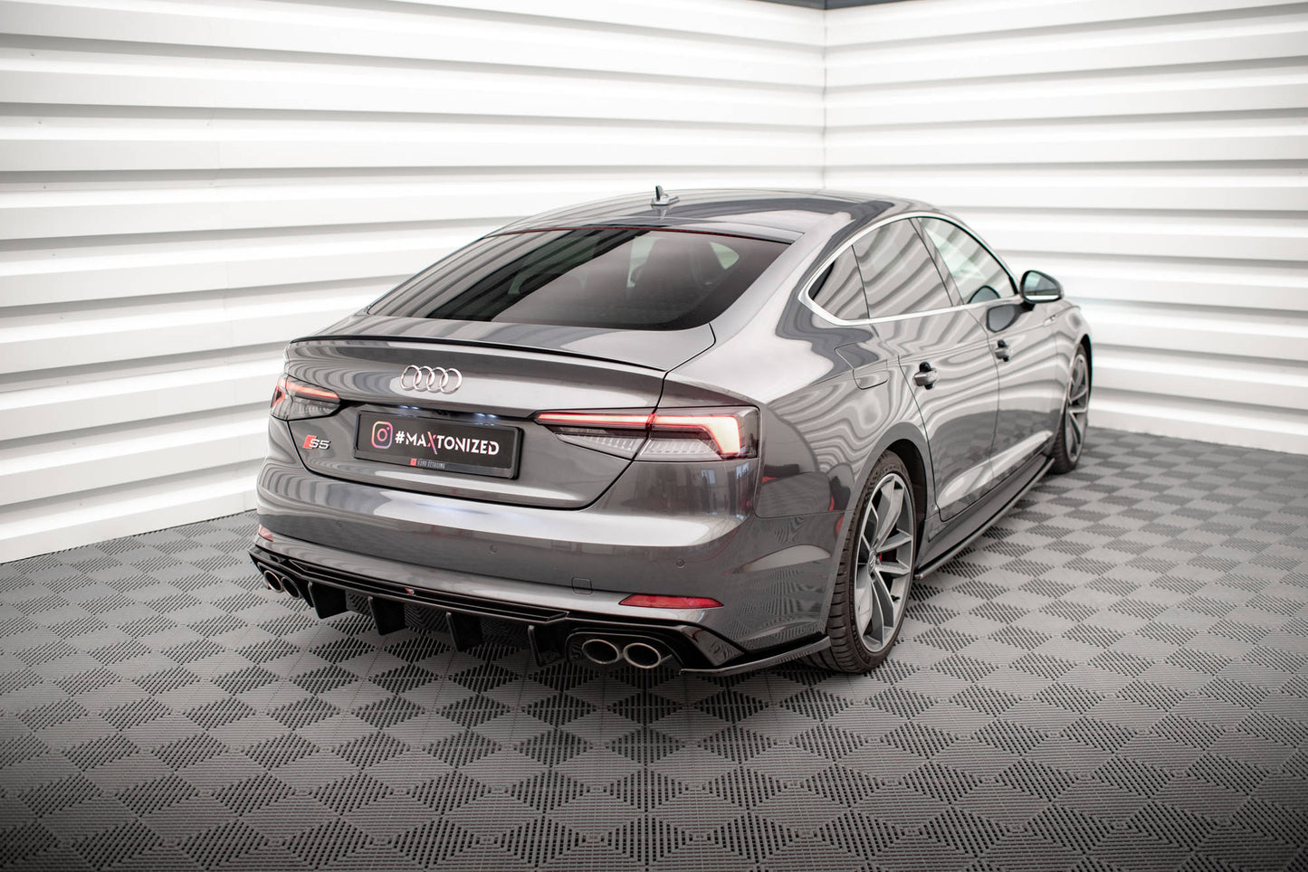 Heck Ansatz Flaps Diffusor für Audi S5 Coupe / Sportback F5 schwarz Hochglanz