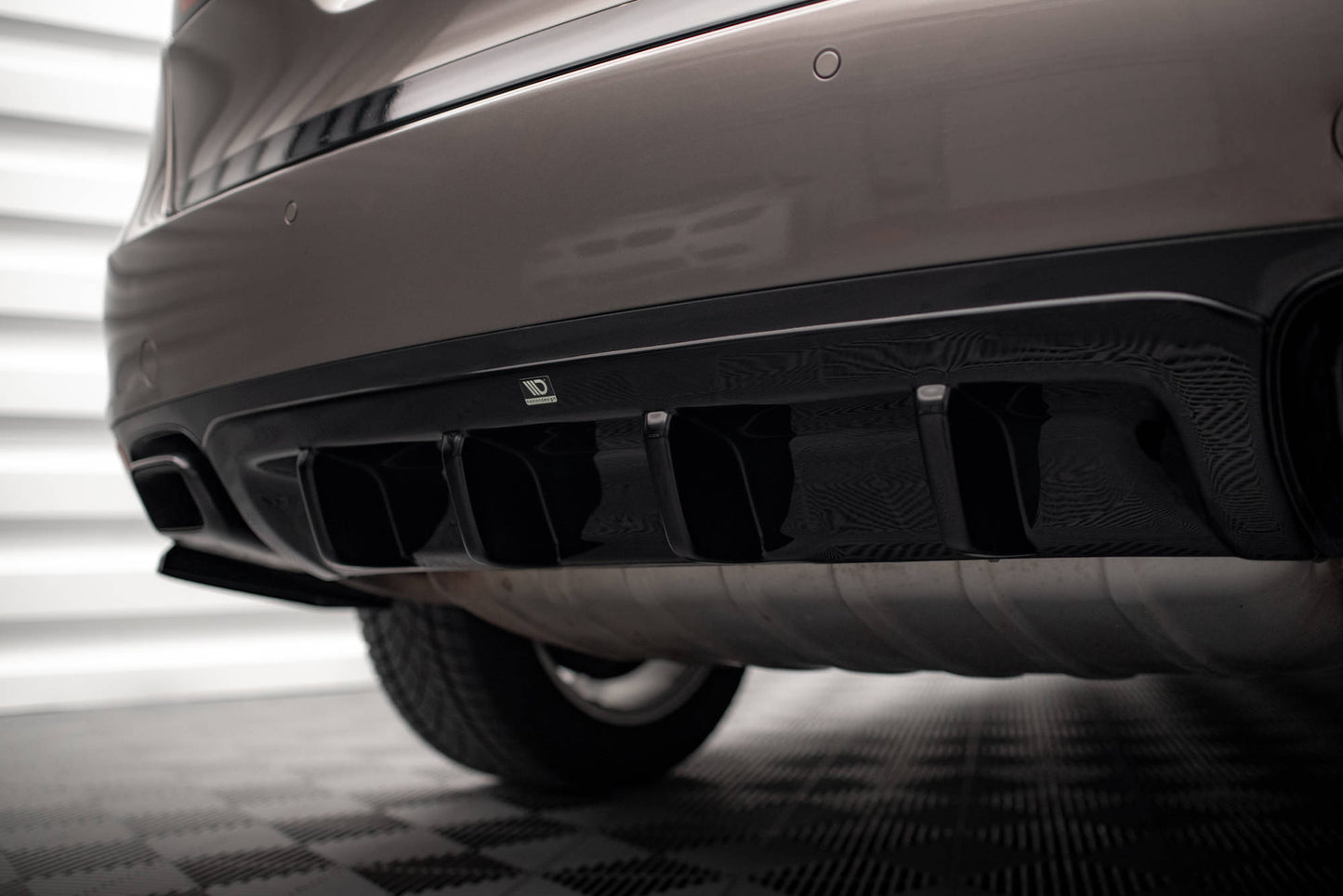 Diffusor Heck Ansatz für Porsche Cayenne Turbo / Standard Mk2 schwarz Hochglanz