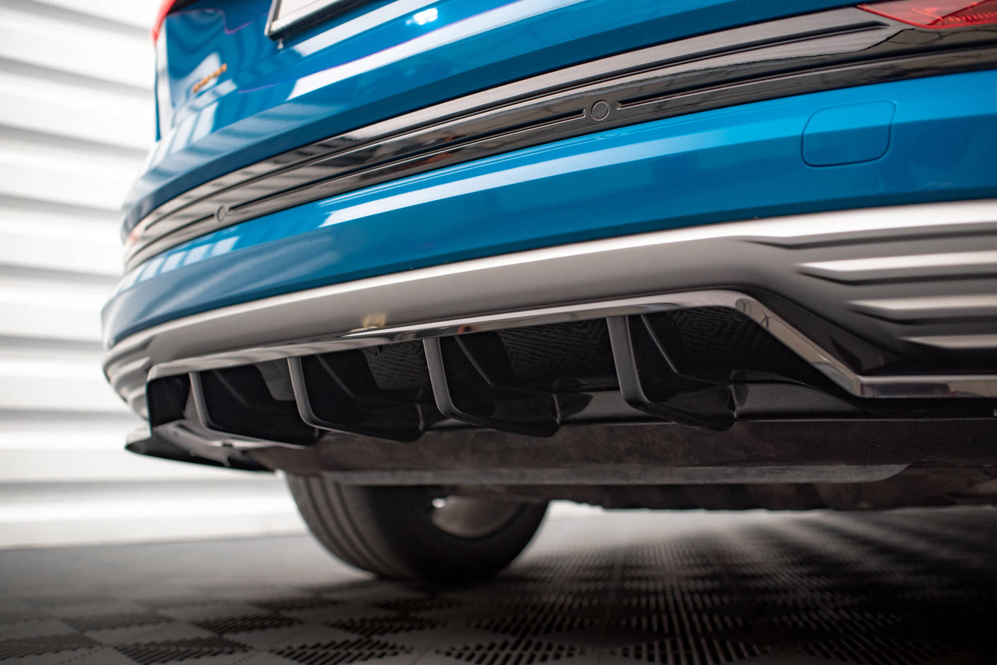 Mittlerer Cup Diffusor DTM Look Heck Ansatz für Audi e-tron schwarz Hochglanz