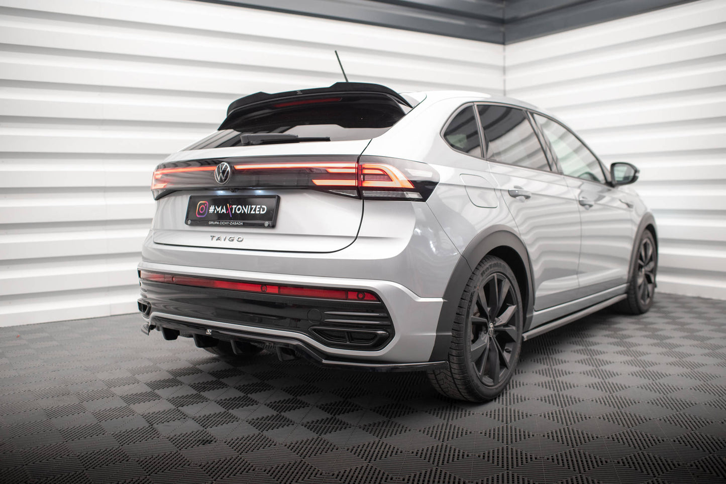 Mittlerer Cup Diffusor DTM Look Heck Ansatz für VW Taigo R-Line Mk1 schwarz Hochglanz