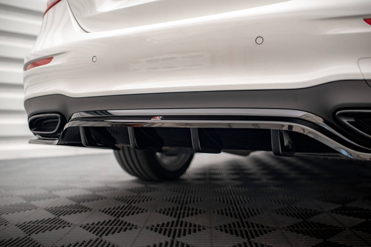Mittlerer Cup Diffusor DTM Look Heck Ansatz für Mercedes-Benz E AMG-Line Limousine W213 Facelift schwarz Hochglanz