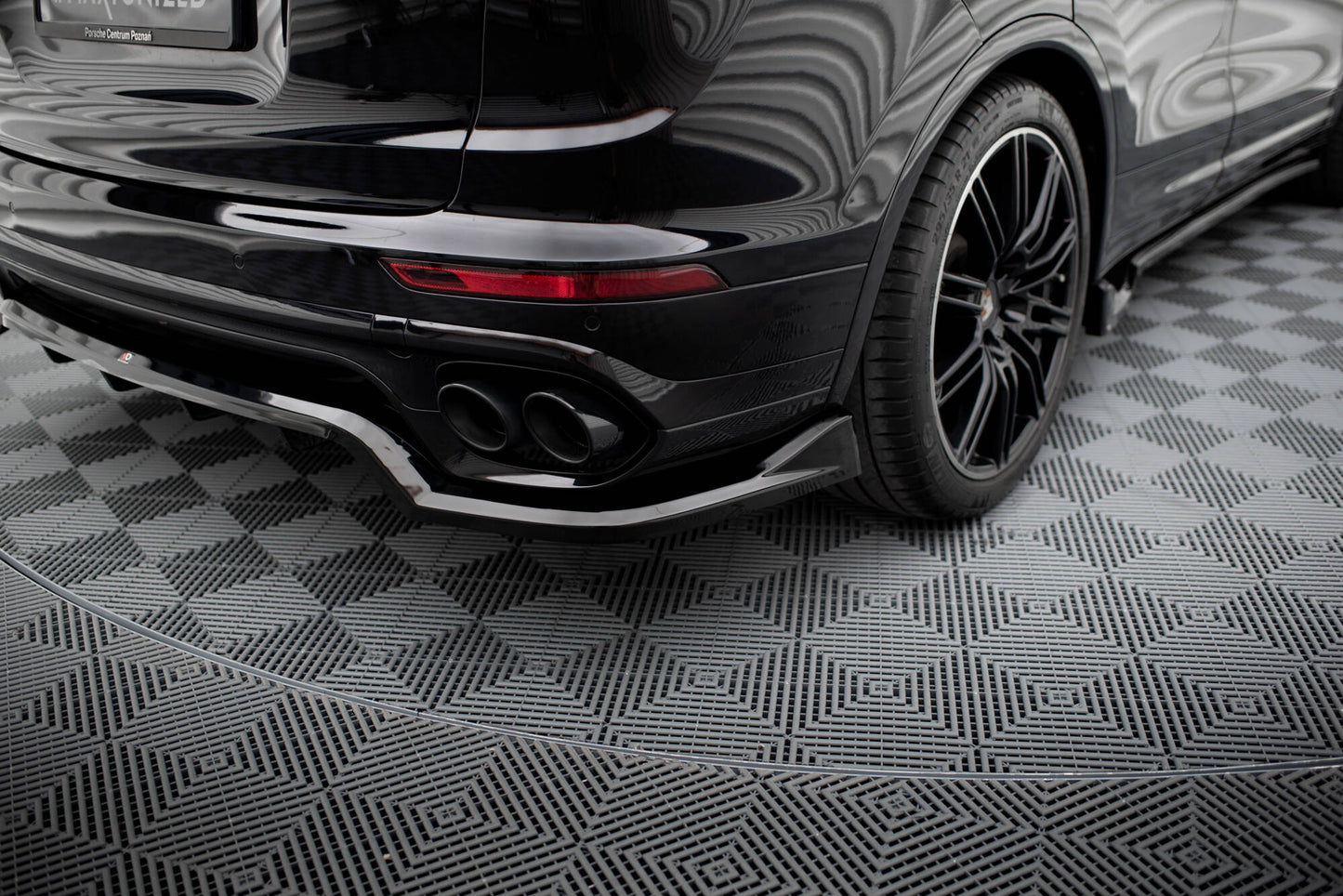 Mittlerer Cup Diffusor DTM Look Heck Ansatz für Porsche Cayenne Mk2 Facelift schwarz Hochglanz