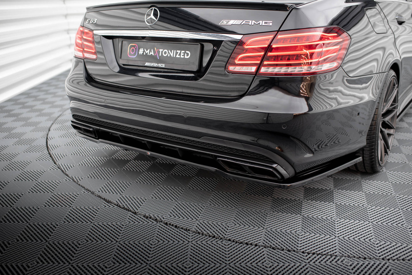 Mittlerer Diffusor Heck Ansatz DTM Look für Mercedes-Benz E63 AMG Limousine W212 Facelift Carbon Look