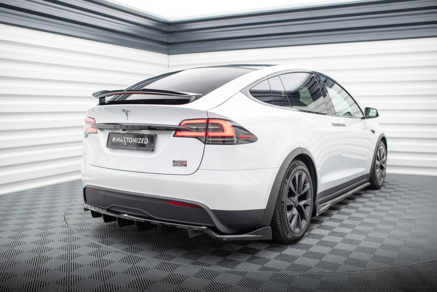 Mittlerer Cup Diffusor DTM Look Heck Ansatz für Tesla Model X Mk1 Facelift schwarz Hochglanz