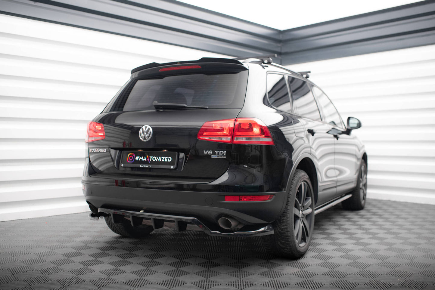 Mittlerer Cup Diffusor DTM Look Heck Ansatz für VW Touareg Mk2 schwarz Hochglanz