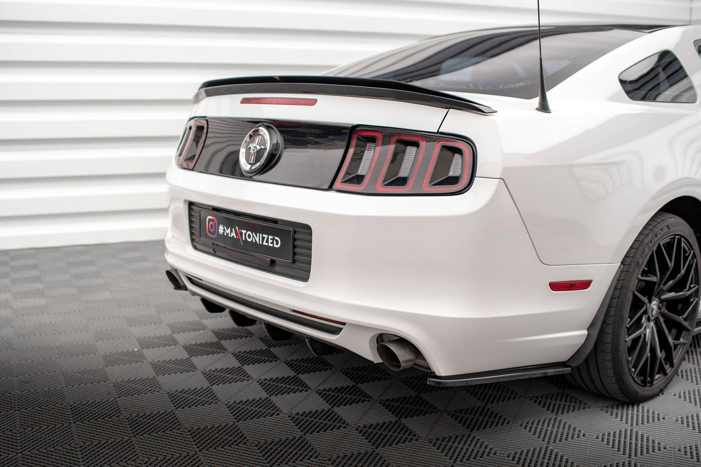 Diffusor Heck Ansatz für Ford Mustang Mk5 Facelift schwarz Hochglanz