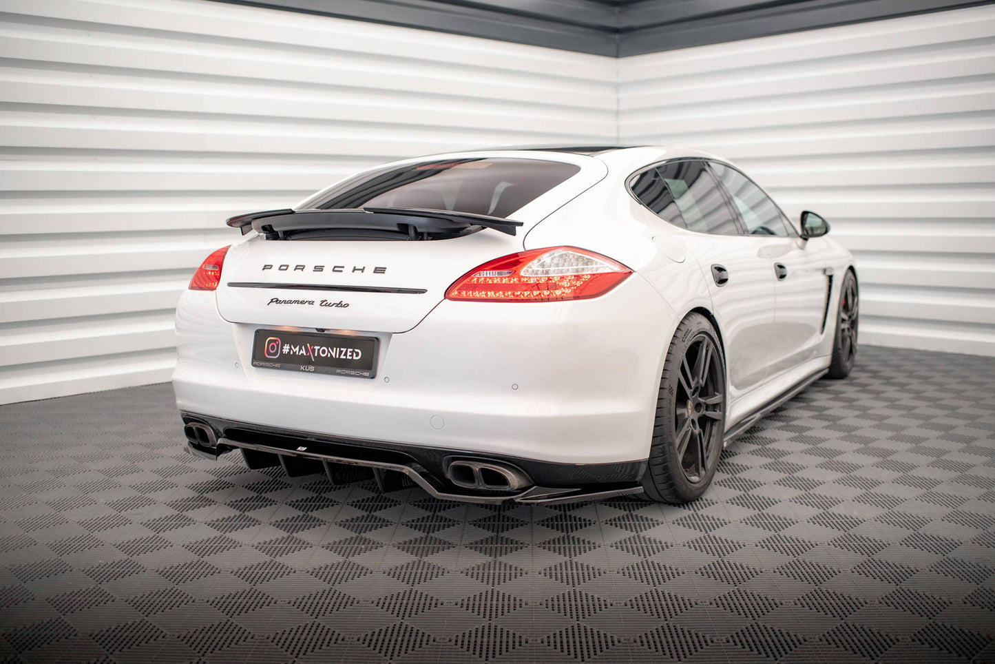 Mittlerer Cup Diffusor DTM Look Heck Ansatz für Porsche Panamera Turbo 970 schwarz Hochglanz