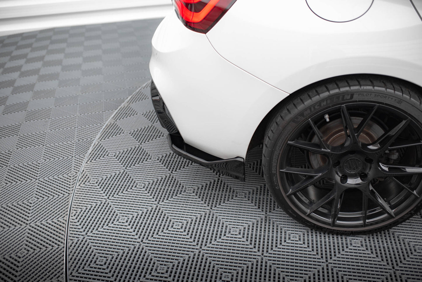 Heck Ansatz Flaps Diffusor für (Für heckansatz V.3) BMW 1er M-Paket / M140i F20 Facelift schwarz Hochglanz