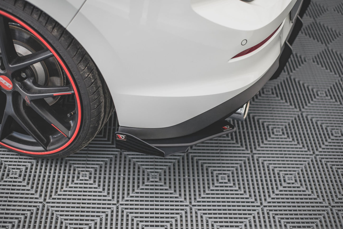 Street Pro Heck Ansatz Flaps Diffusor +Flaps für Volkswagen Golf GTI / GTE Mk8 schwarz Hochglanz