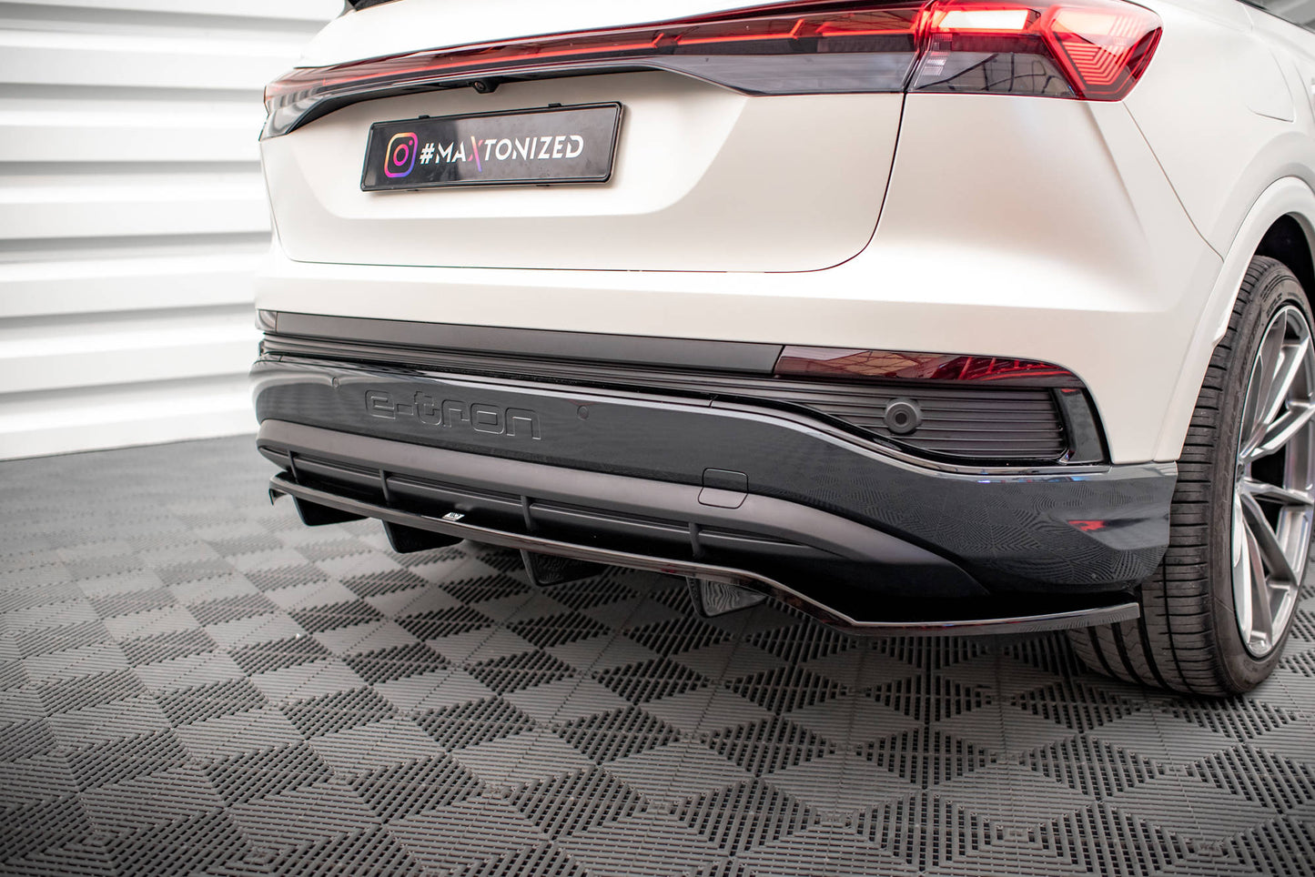 Mittlerer Cup Diffusor DTM Look Heck Ansatz für Audi Q4 e-tron Sportback S-line Mk1 schwarz Hochglanz