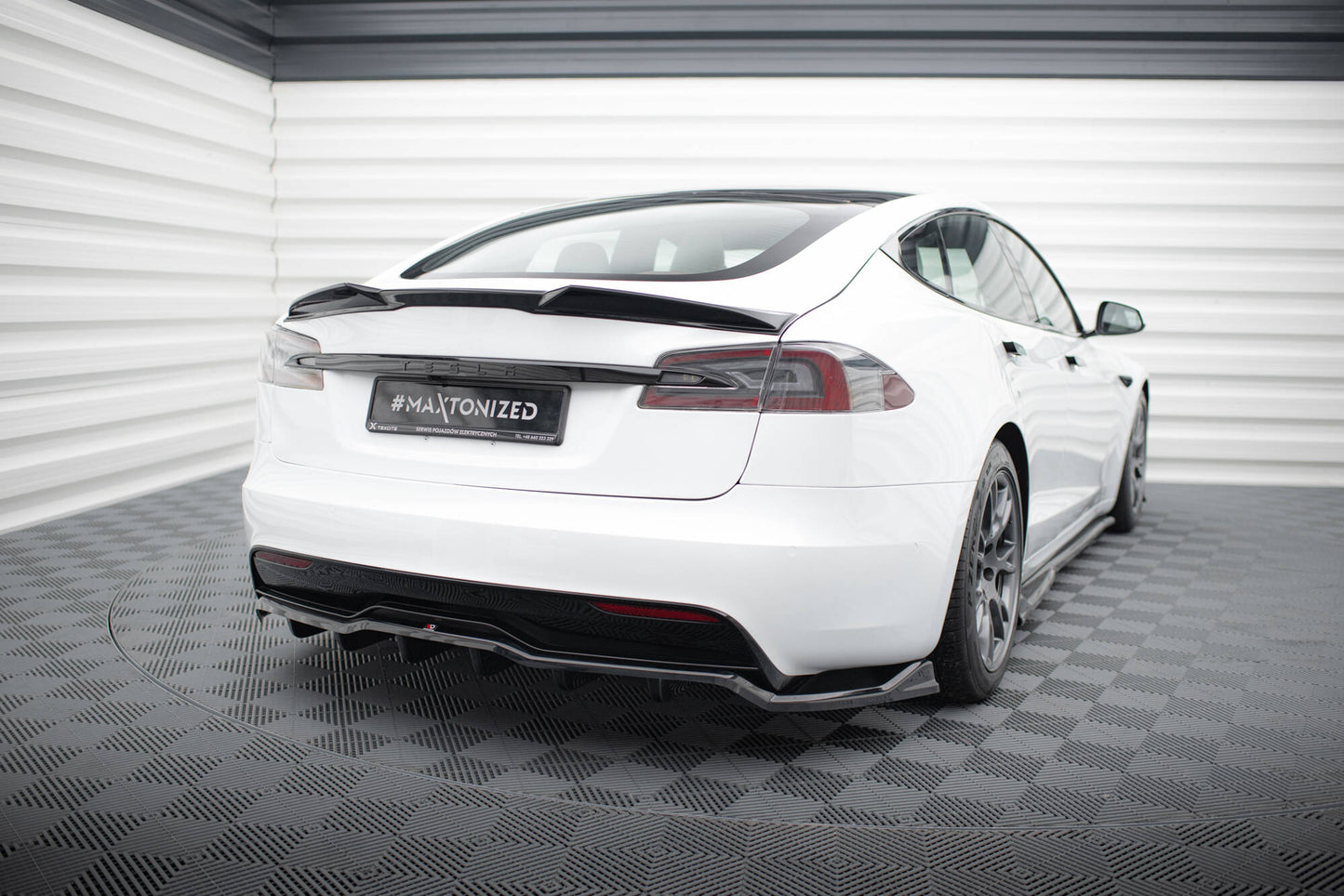 Mittlerer Cup Diffusor DTM Look Heck Ansatz für V.1 Tesla Model S Plaid Mk1 Facelift schwarz Hochglanz