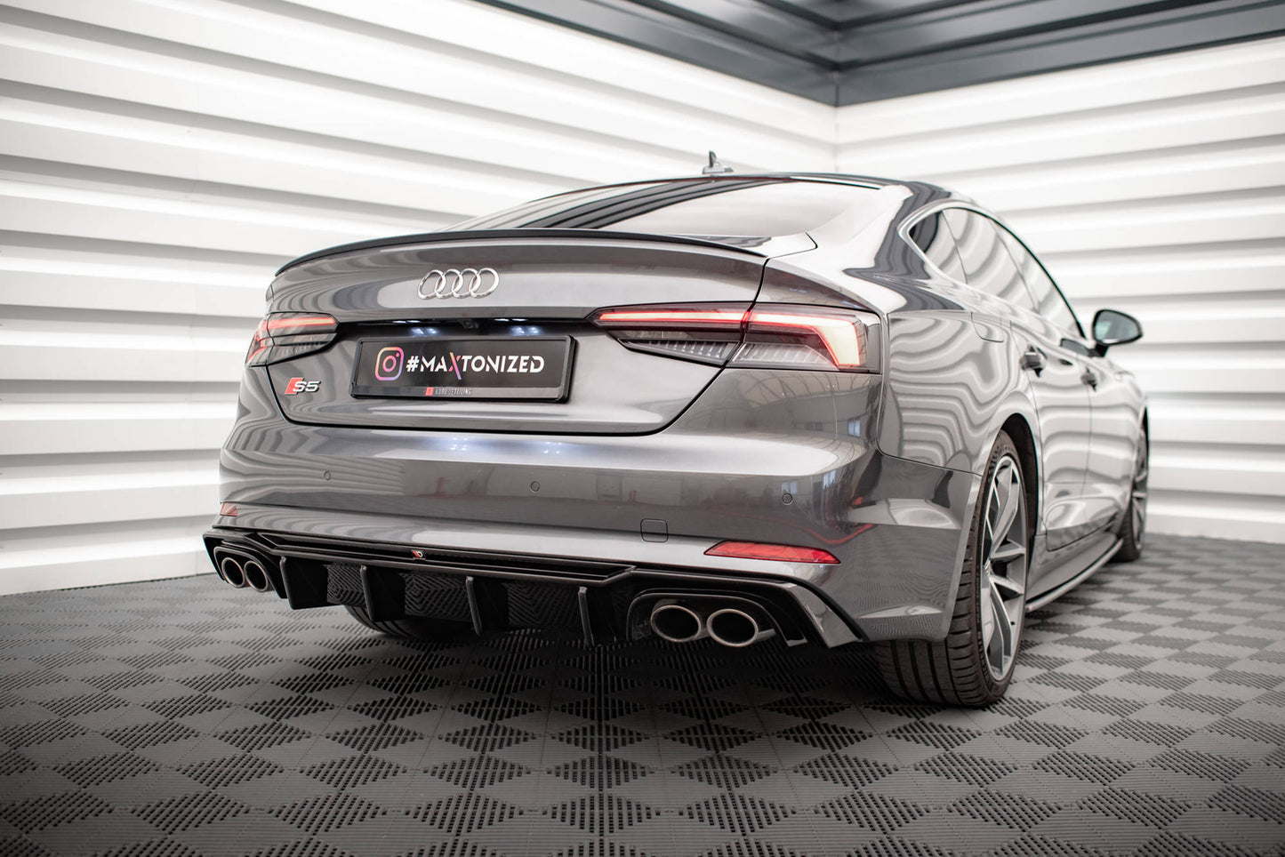 Diffusor Heck Ansatz für Audi S5 F5 Coupe / Sportback schwarz Hochglanz