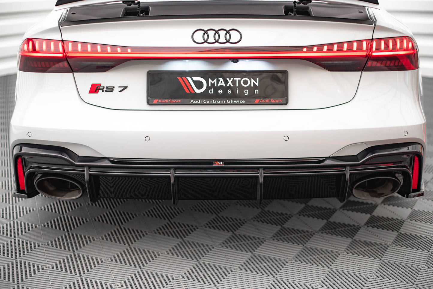 Diffusor Heck Ansatz für Audi RS7 C8 (mit AHK) schwarz Hochglanz