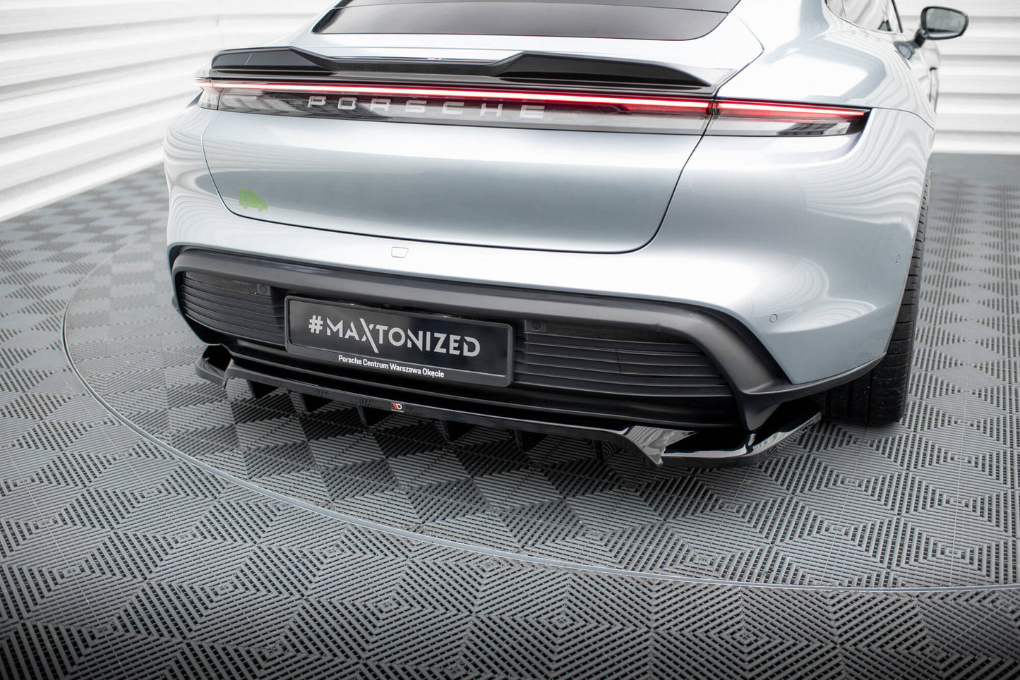 Mittlerer Cup Diffusor DTM Look Heck Ansatz für Porsche Taycan / Taycan 4 / Taycan 4S / Taycan GTS Mk1 schwarz Hochglanz