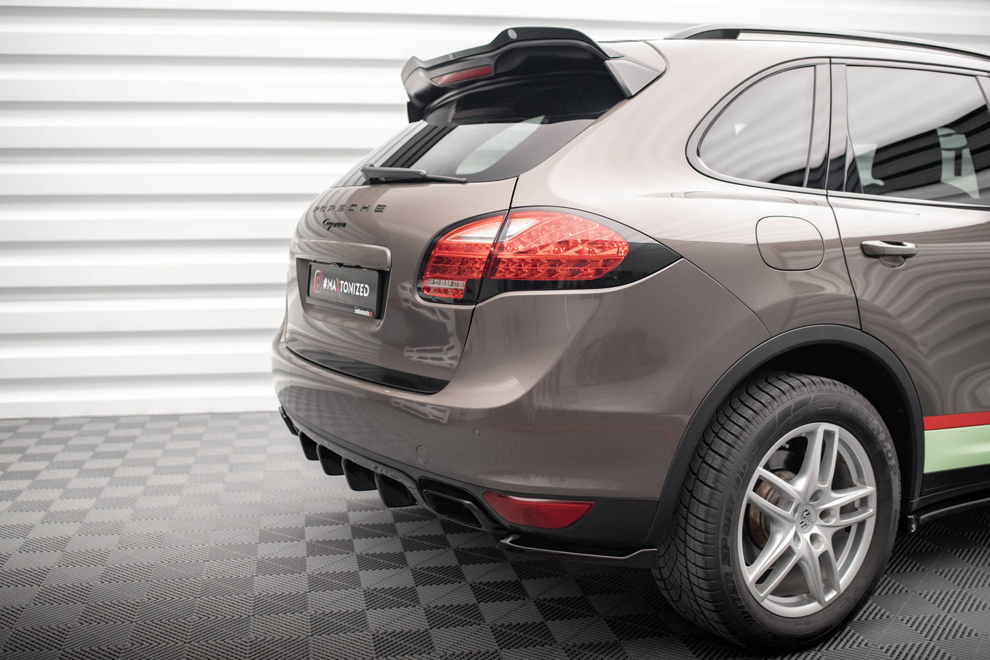 Diffusor Heck Ansatz für Porsche Cayenne Turbo / Standard Mk2 schwarz Hochglanz