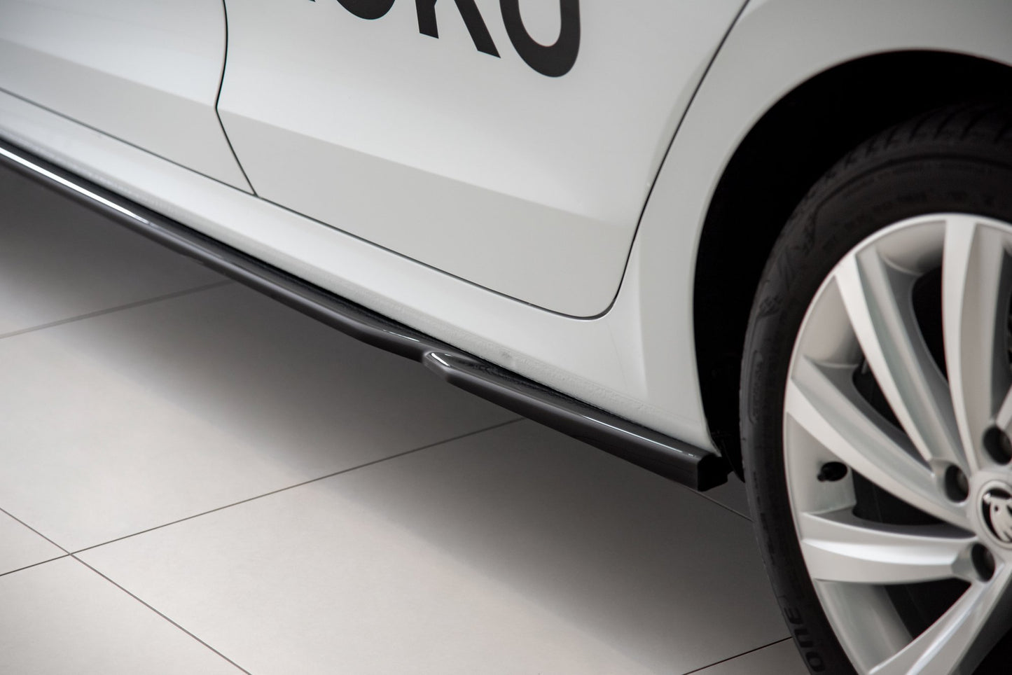 Seitenschweller Ansatz V.2 für Skoda Octavia Mk4 schwarz Hochglanz