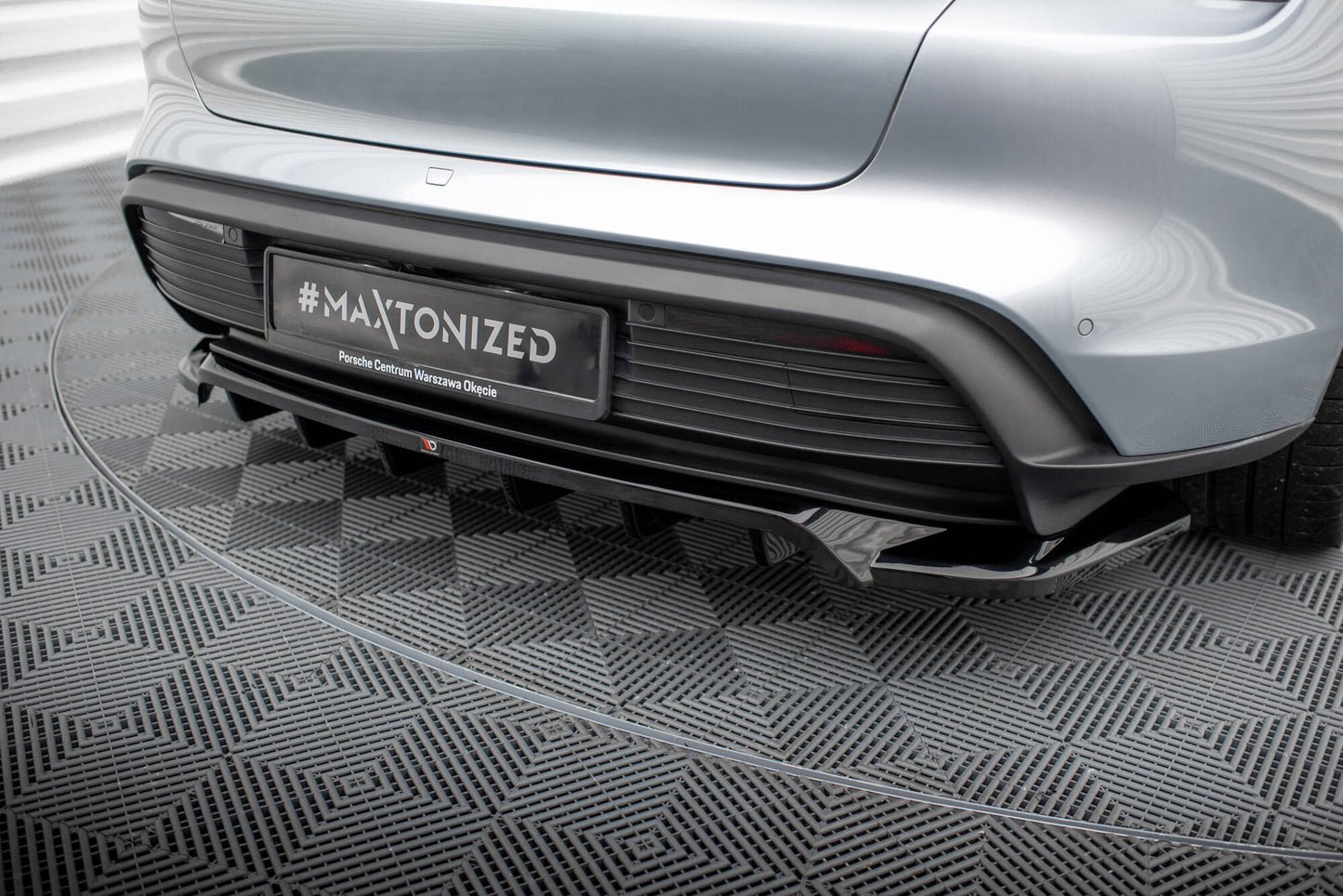 Mittlerer Cup Diffusor DTM Look Heck Ansatz für Porsche Taycan / Taycan 4 / Taycan 4S / Taycan GTS Mk1 schwarz Hochglanz