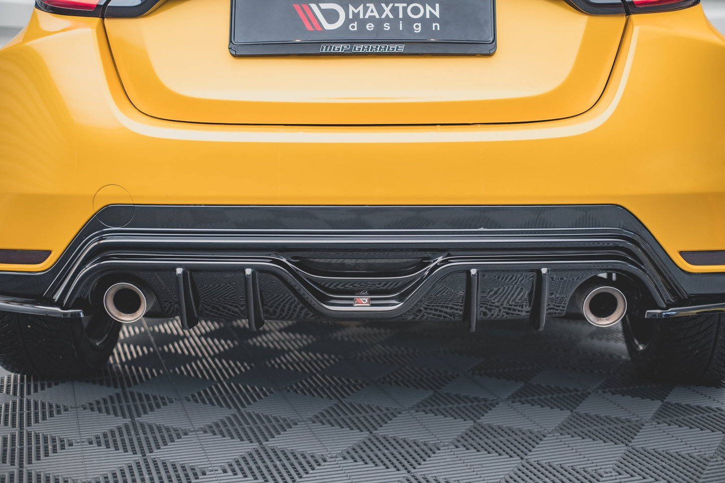 Diffusor Heck Ansatz für Toyota GR Yaris Mk4 schwarz Hochglanz