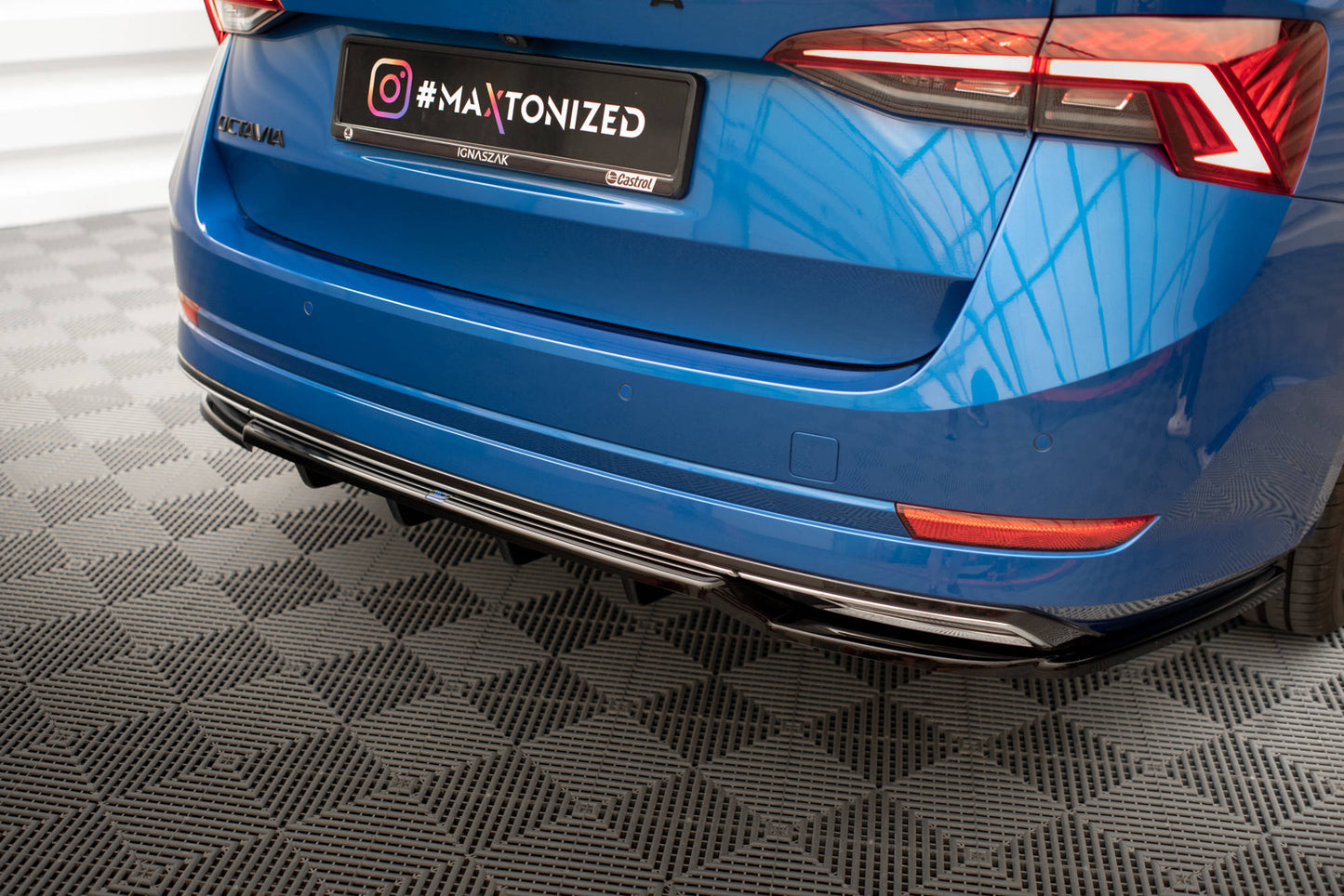 Mittlerer Cup Diffusor DTM Look Heck Ansatz für Skoda Octavia Sportline Mk4 schwarz Hochglanz
