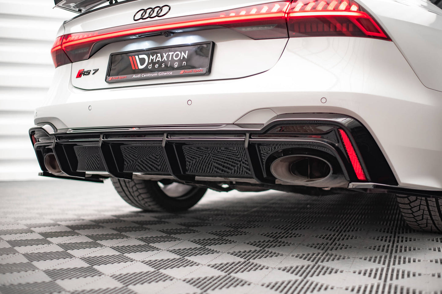 Diffusor Heck Ansatz für Audi RS7 C8 (mit AHK) schwarz Hochglanz