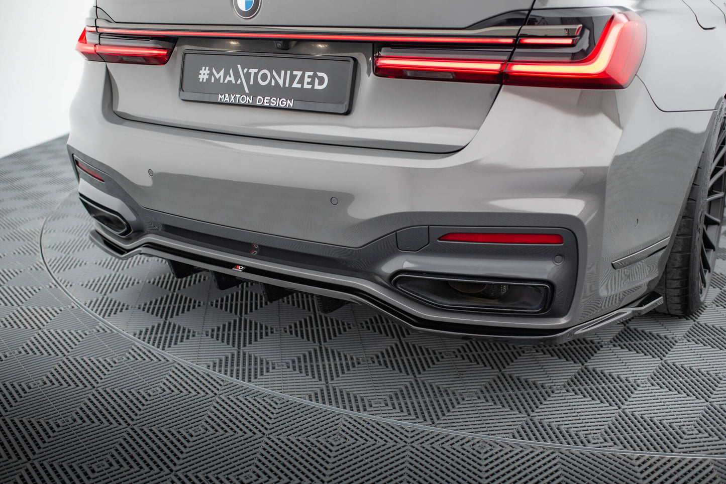 Mittlerer Cup Diffusor DTM Look Heck Ansatz V.2 für BMW 7 M-Paket G11 / G12 Facelift schwarz Hochglanz