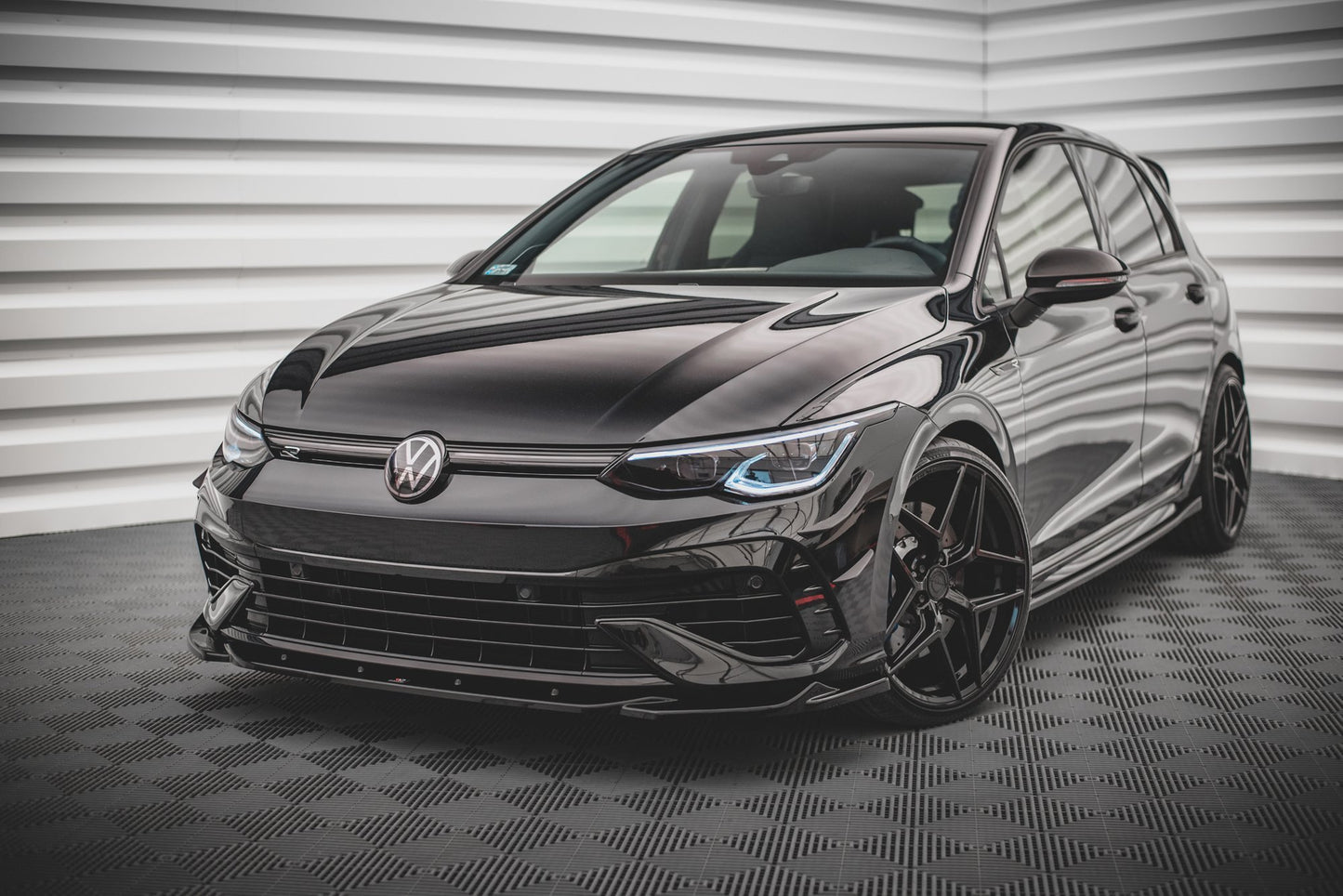 Front Ansatz V.4 für VW Golf R Mk8 schwarz Hochglanz