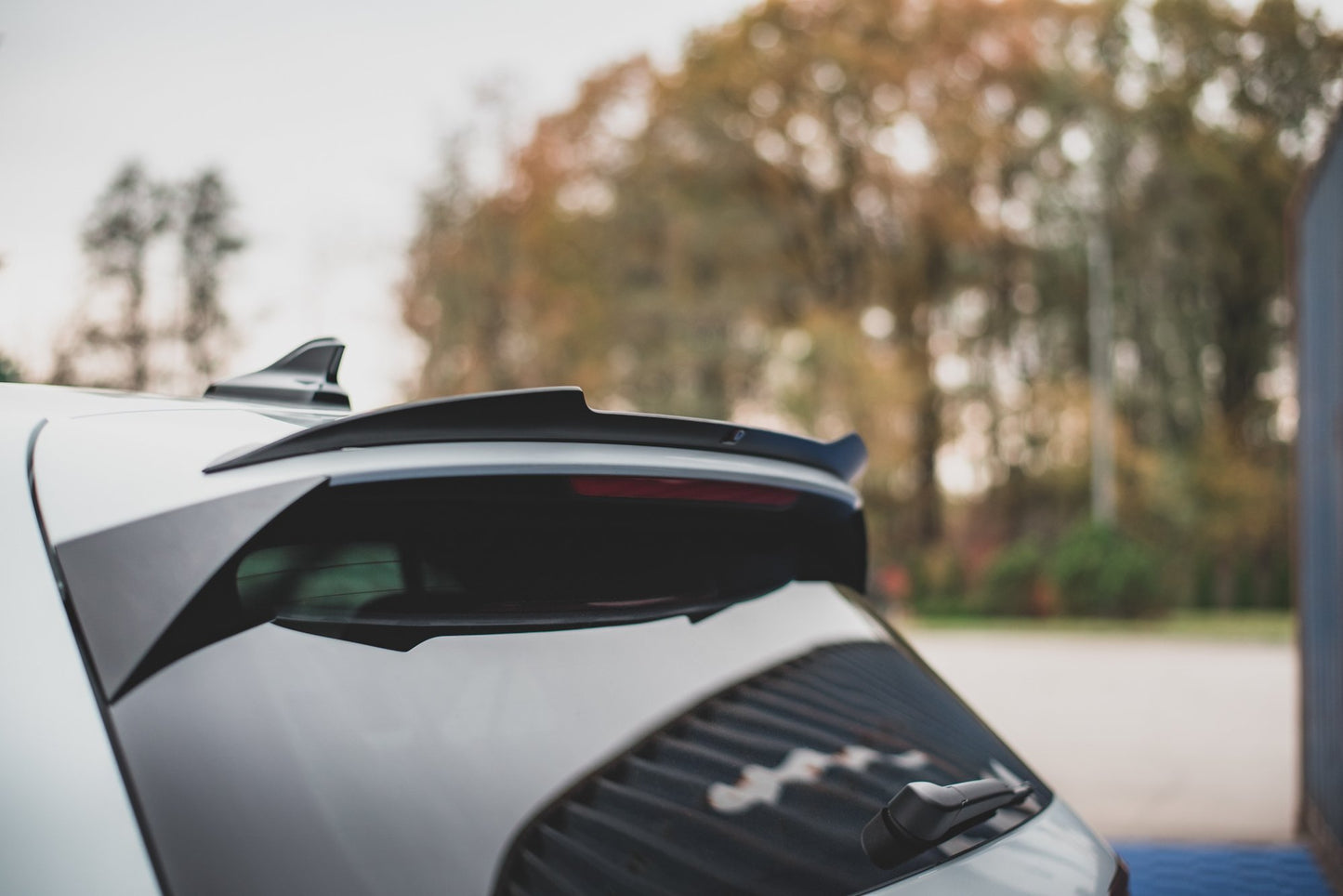 Spoiler CAP V.1 für VW Golf GTI / GTE / GTD / R-Line / R Mk8 schwarz Hochglanz