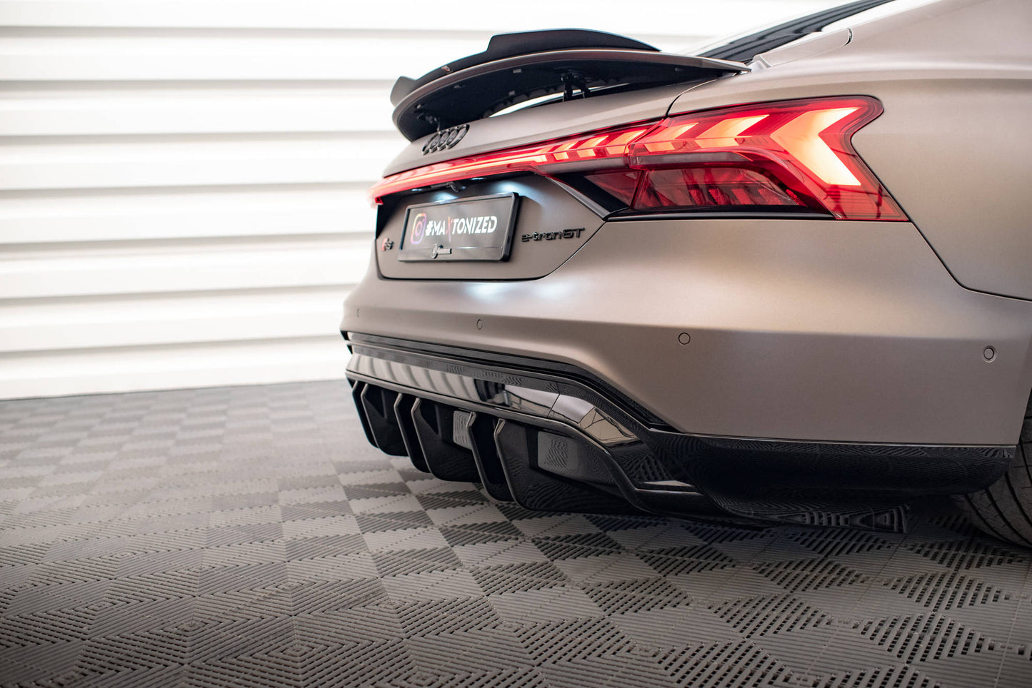 Diffusor Heck Ansatz für Audi e-Tron GT / RS GT Mk1 schwarz Hochglanz
