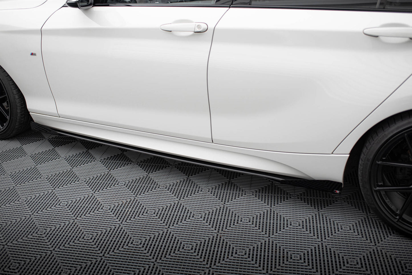 Street Pro Seitenschweller Ansatz V.2 für + Flaps für BMW 1er F20 M135i / M140i / M-Paket schwarz Hochglanz