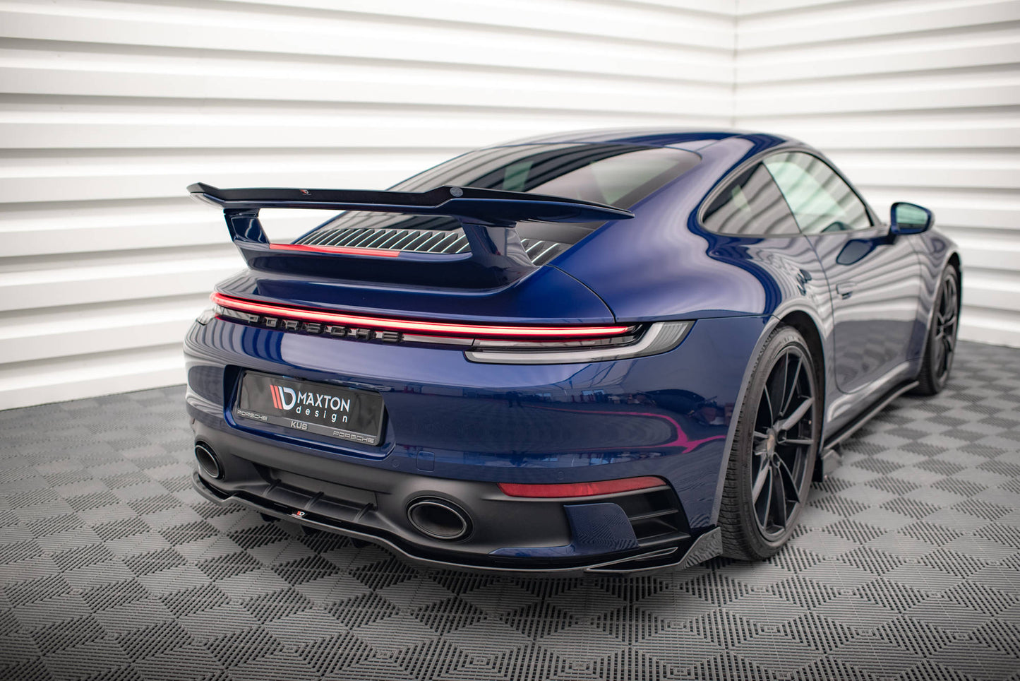 Mittlerer Cup Diffusor DTM Look Heck Ansatz V.2 für Porsche 911 Carrera Aero / Carrera GTS 992 schwarz Hochglanz