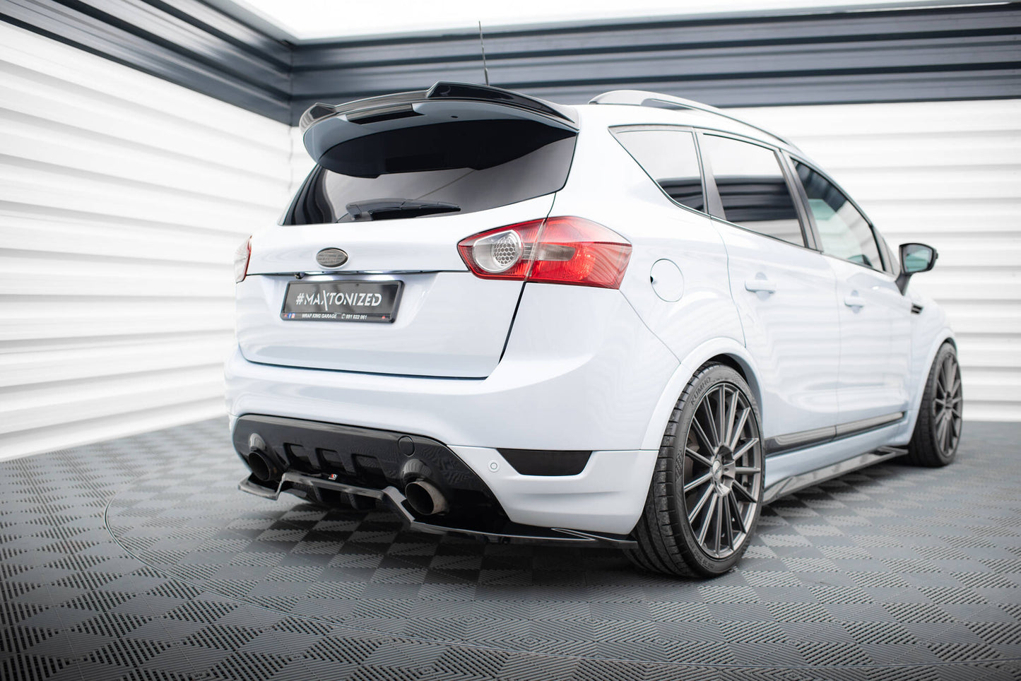 Mittlerer Cup Diffusor DTM Look Heck Ansatz für Ford Kuga ST Mk1 schwarz Hochglanz