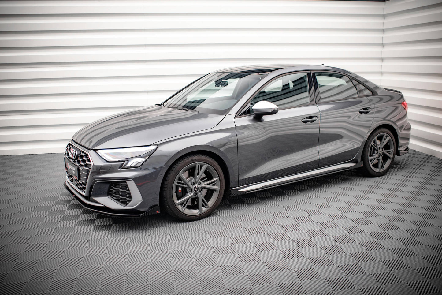 Street Pro Seitenschweller Ansatz + Flaps für Audi S3 / A3 S-Line 8Y / 8Y Facelift schwarz Hochglanz