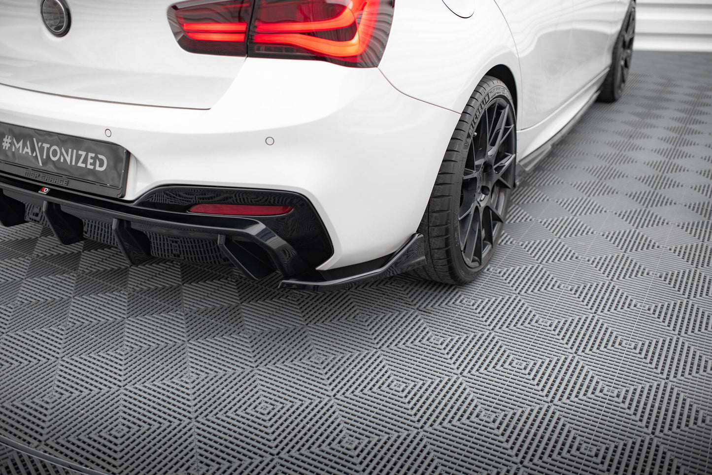 Heck Ansatz Flaps Diffusor für (Für heckansatz V.3) BMW 1er M-Paket / M140i F20 Facelift schwarz Hochglanz
