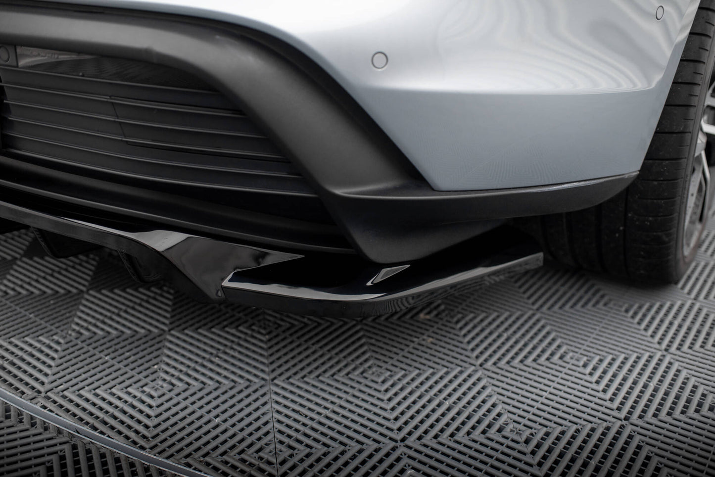 Mittlerer Cup Diffusor DTM Look Heck Ansatz für Porsche Taycan / Taycan 4 / Taycan 4S / Taycan GTS Mk1 schwarz Hochglanz