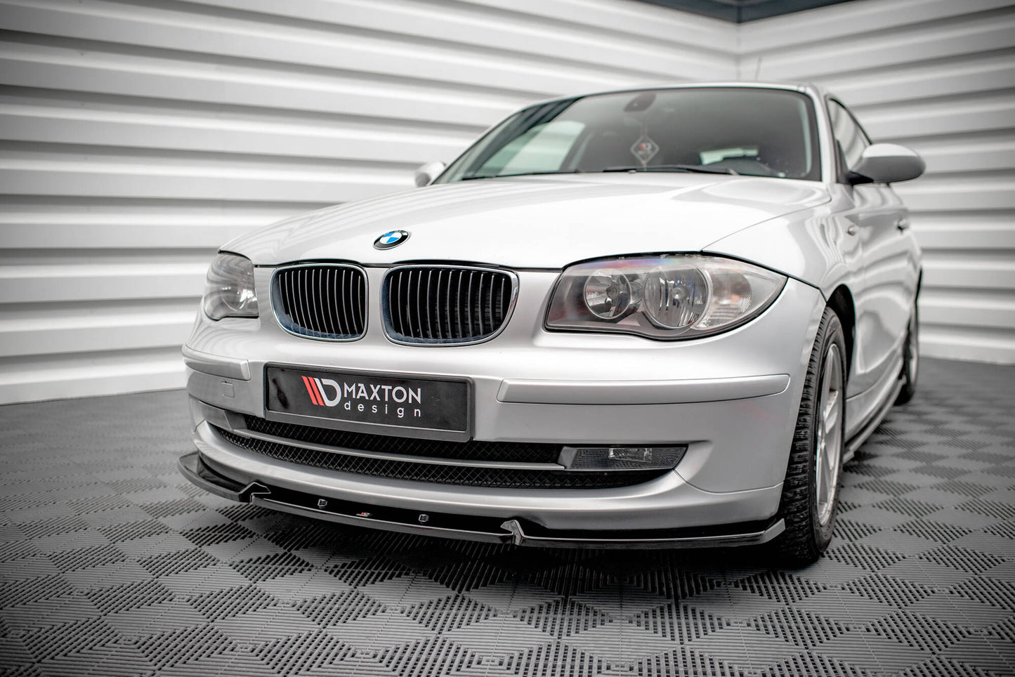Front Ansatz V.3 für BMW 1er E81 Facelift schwarz Hochglanz