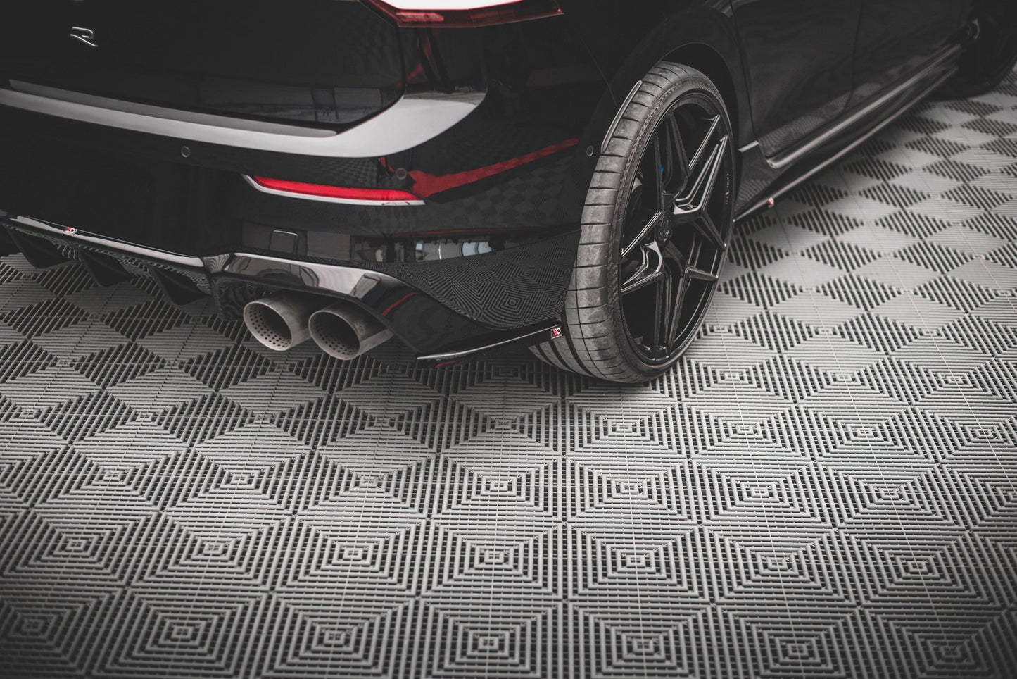 Heck Ansatz Flaps Diffusor V.3 für VW Golf R Mk8 Facelift schwarz Hochglanz