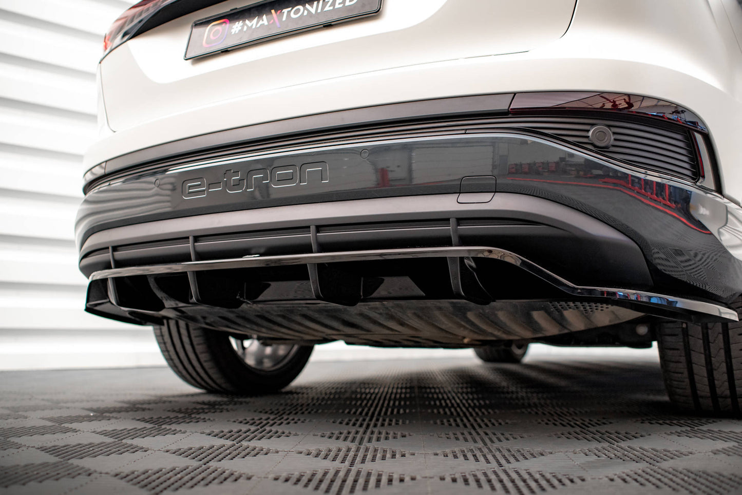 Mittlerer Cup Diffusor DTM Look Heck Ansatz für Audi Q4 e-tron Sportback S-line Mk1 schwarz Hochglanz