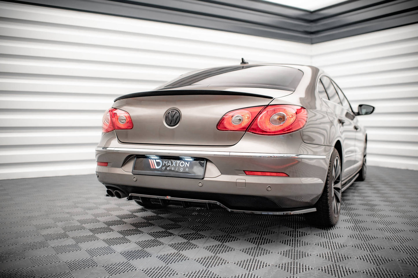 Mittlerer Cup Diffusor DTM Look Heck Ansatz für VW Passat CC schwarz Hochglanz