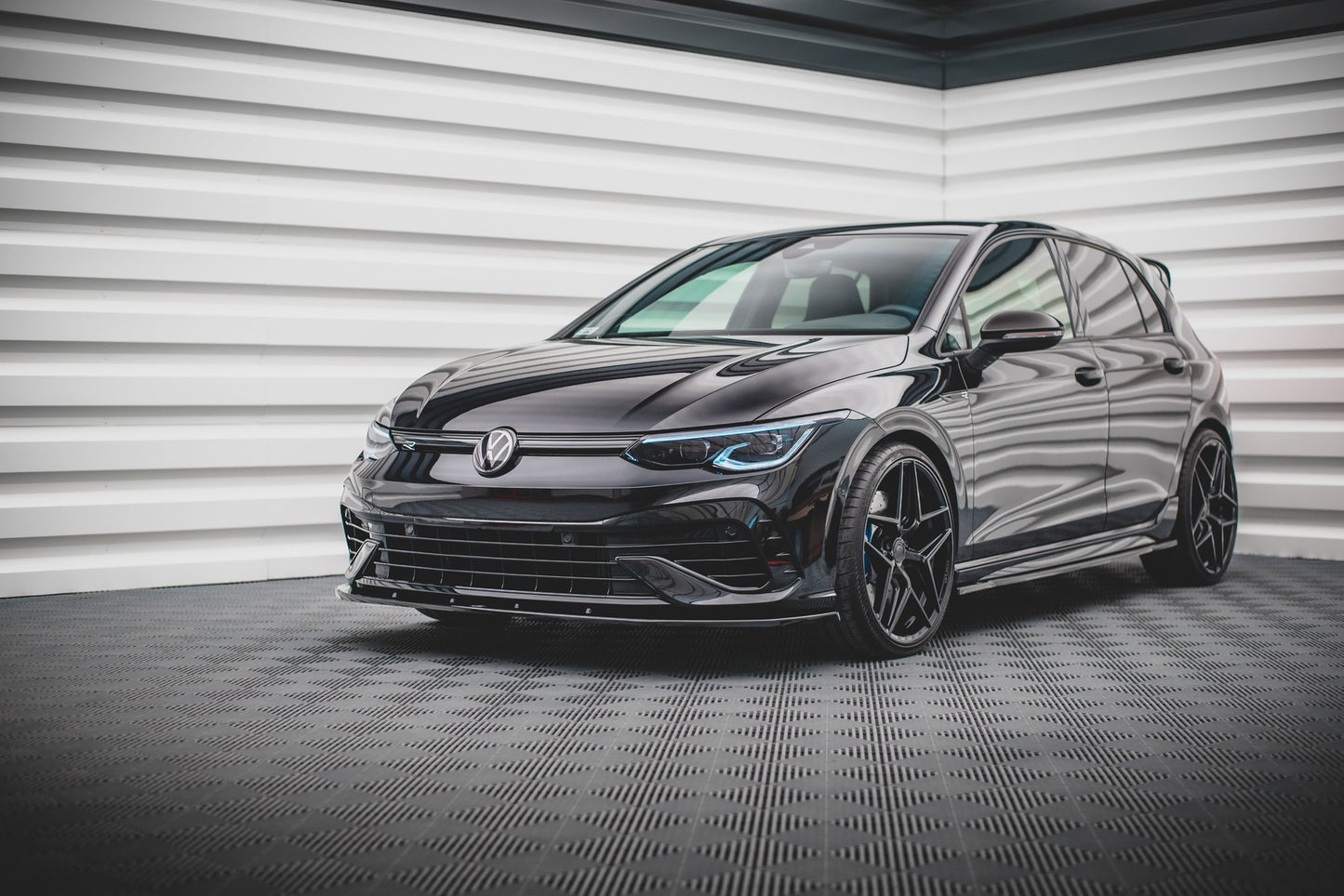 Front Ansatz V.1 für VW Golf R Mk8 schwarz Hochglanz