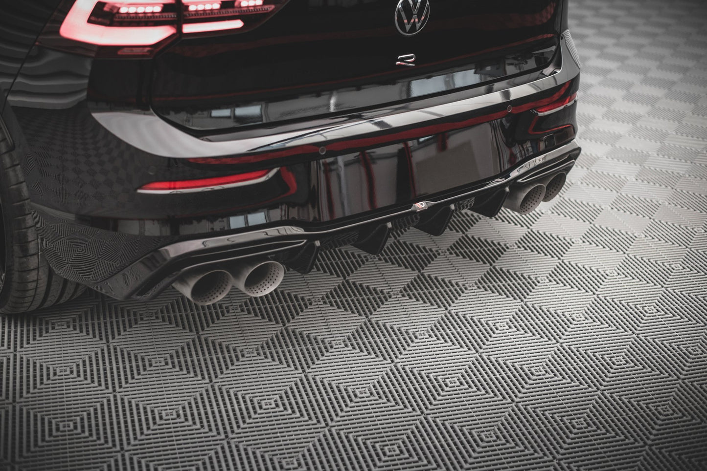 Diffusor Heck Ansatz V.2 für VW Golf R Mk8 Facelift schwarz Hochglanz