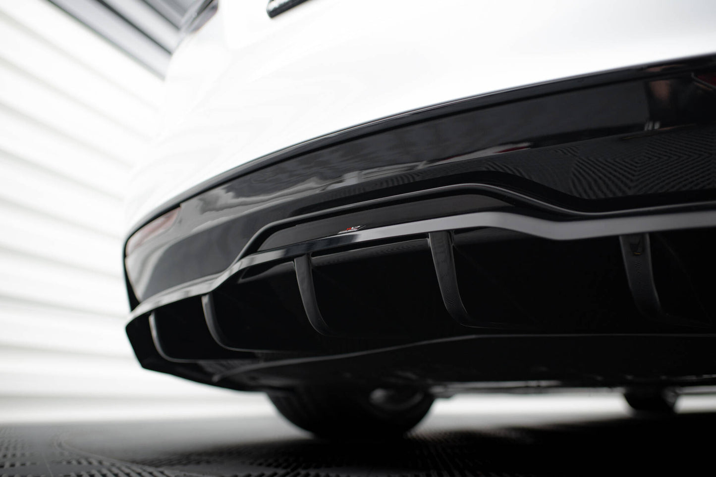 Mittlerer Cup Diffusor DTM Look Heck Ansatz V.2 für Tesla Model S Plaid Mk1 Facelift schwarz Hochglanz