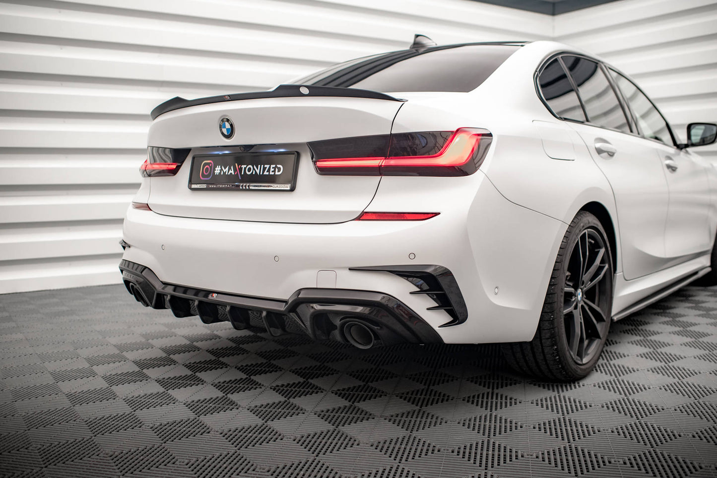 Diffusor Heck Ansatz für BMW 3er M-Paket G20 / G21 (Passend für Fahrzeuge mit Anhängerkupplung) schwarz Hochglanz