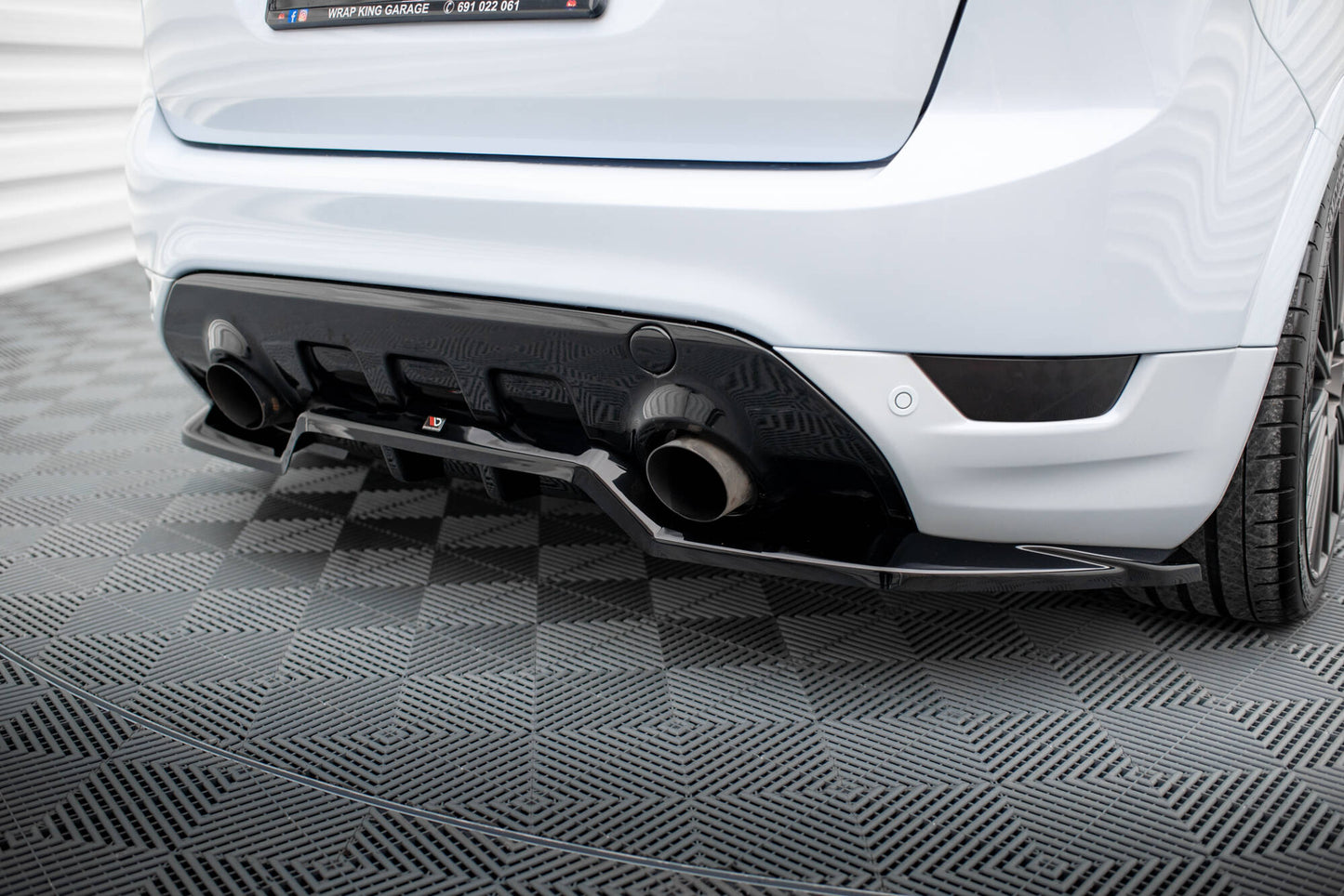 Mittlerer Cup Diffusor DTM Look Heck Ansatz für Ford Kuga ST Mk1 schwarz Hochglanz