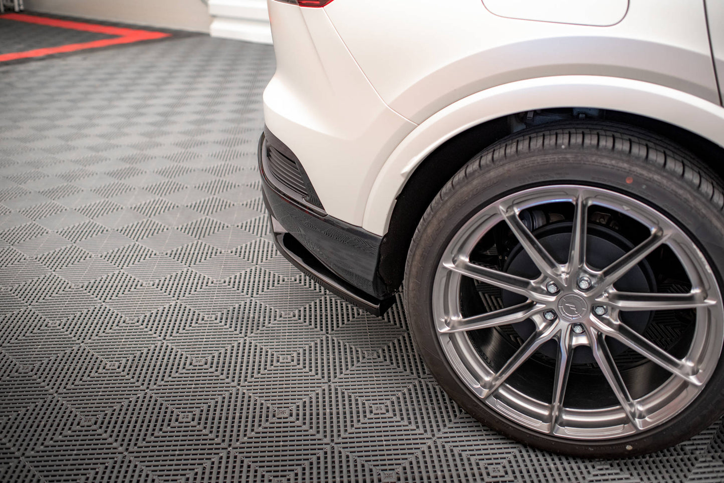 Mittlerer Cup Diffusor DTM Look Heck Ansatz für Audi Q4 e-tron Sportback S-line Mk1 schwarz Hochglanz