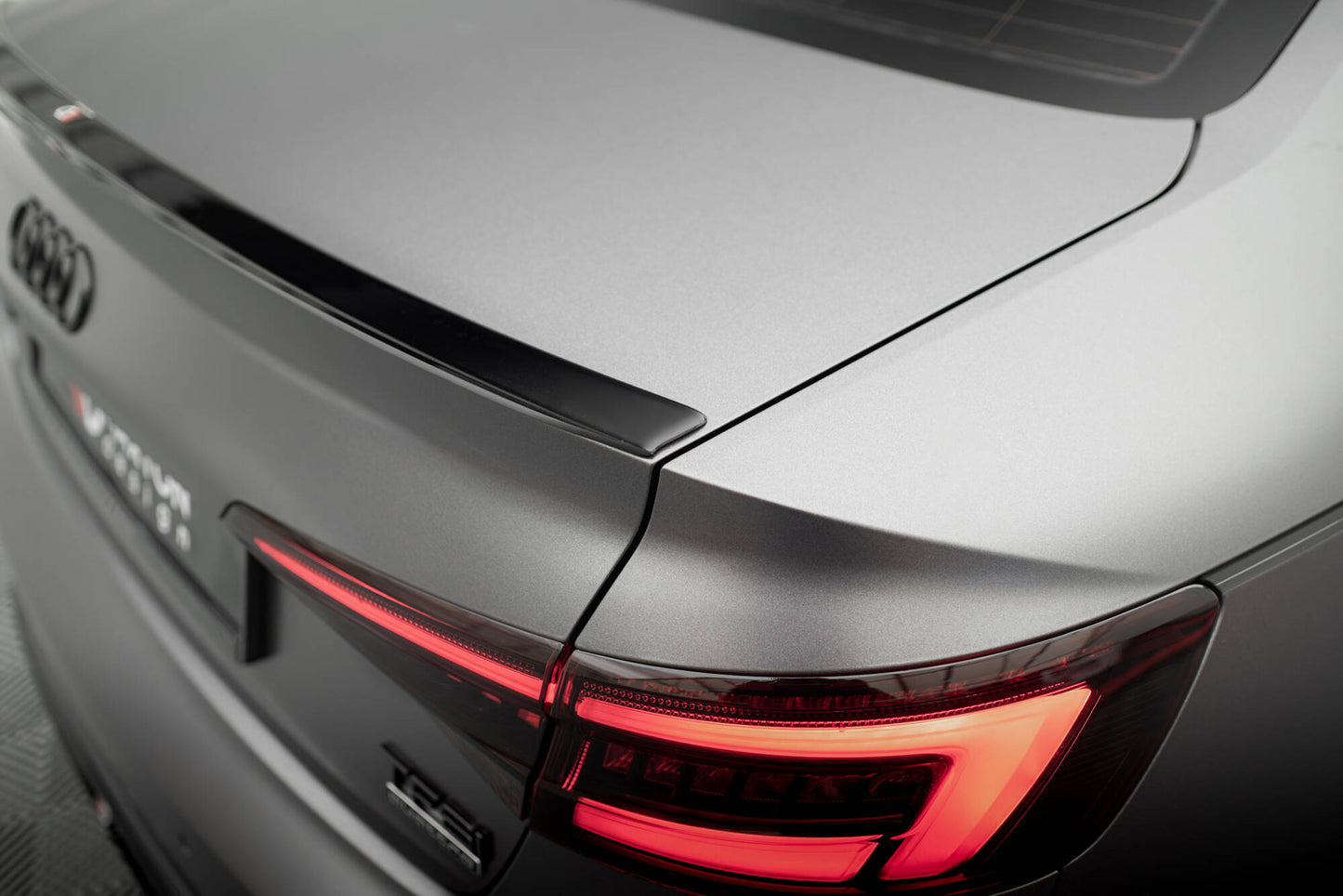 Spoiler CAP V.2 für Audi S4 / A4 Standard / S-Line / Competition Limousine B9 / B9 Facelift schwarz Hochglanz