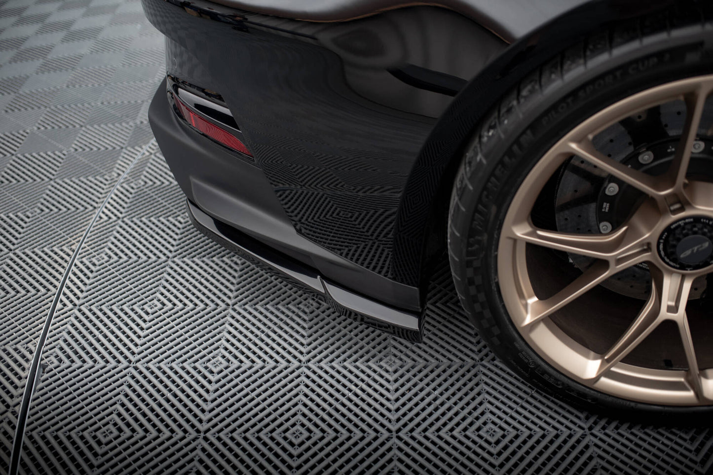 Heck Ansatz Flaps Diffusor für Porsche 911 992 GT3 schwarz Hochglanz