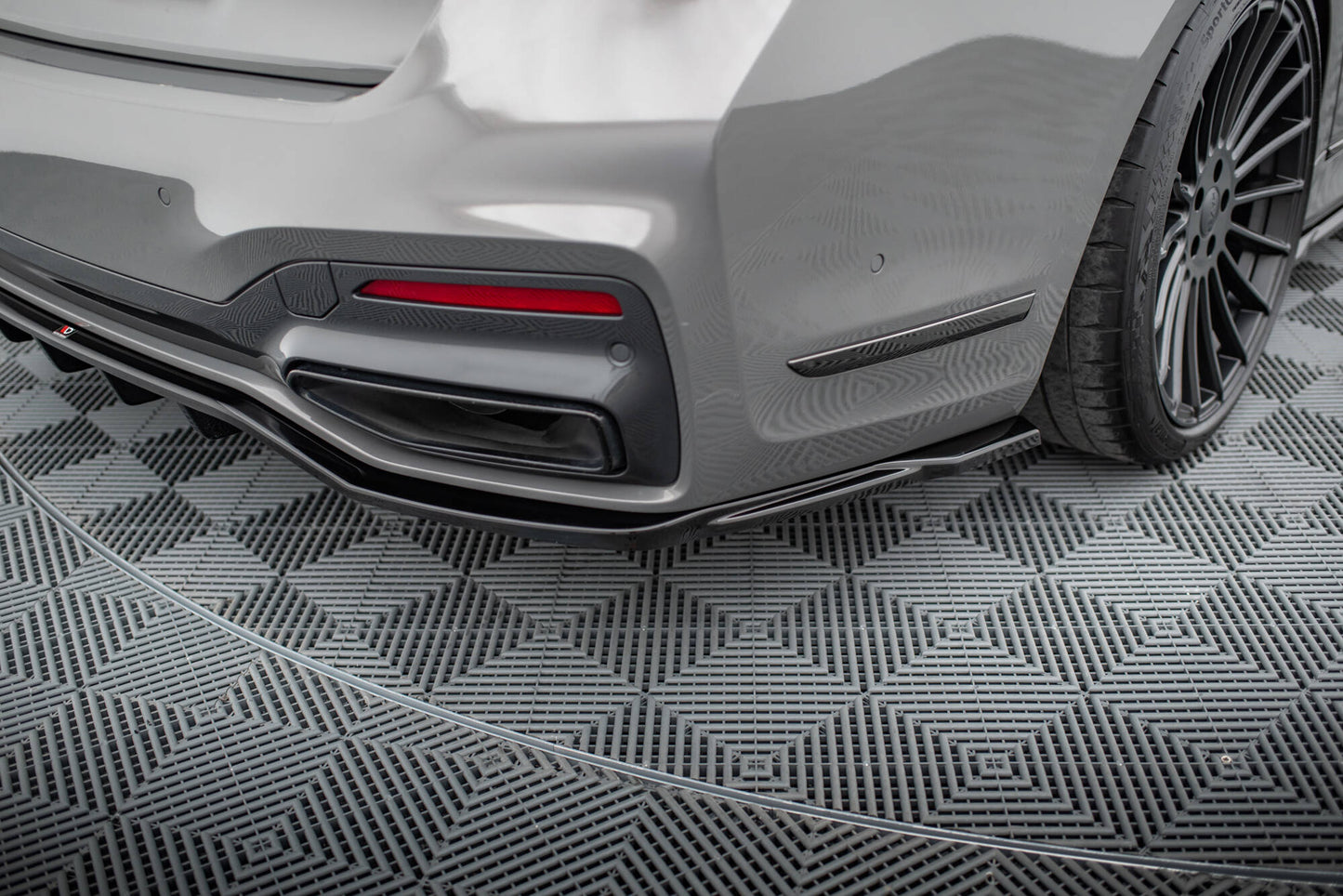 Mittlerer Cup Diffusor DTM Look Heck Ansatz V.2 für BMW 7 M-Paket G11 / G12 Facelift schwarz Hochglanz