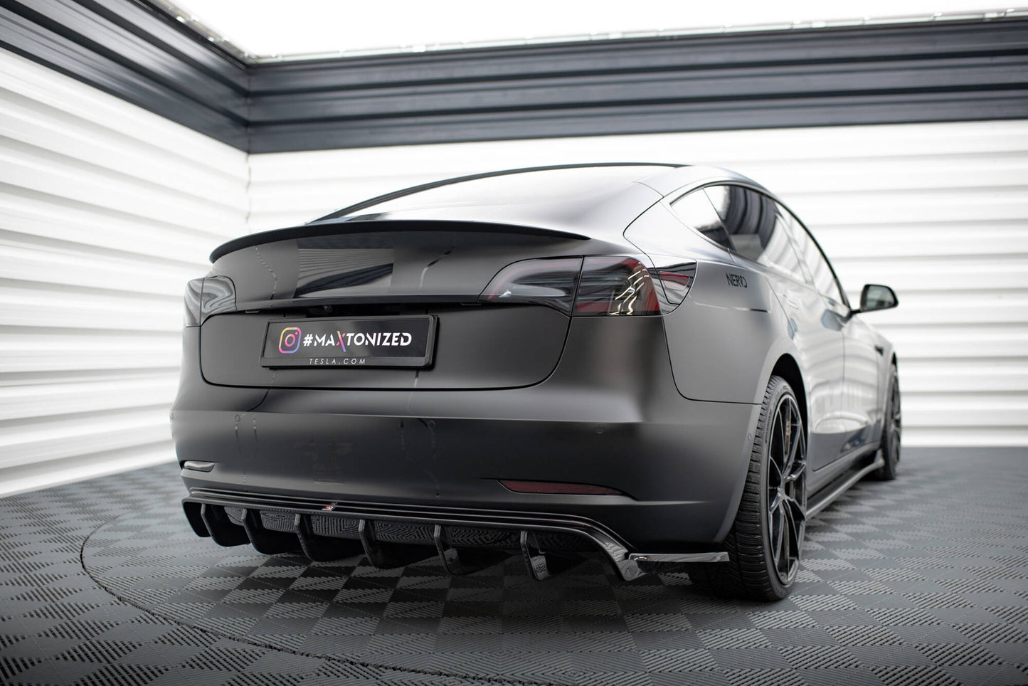 Diffusor Heck Ansatz V.2 für Tesla Model 3 schwarz Hochglanz