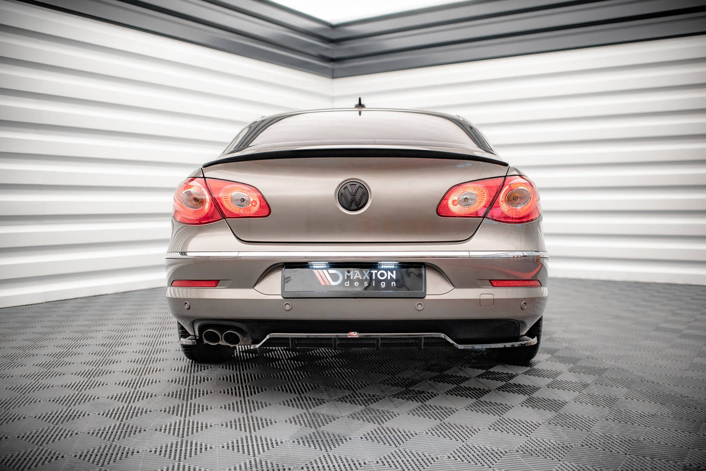 Mittlerer Cup Diffusor DTM Look Heck Ansatz für VW Passat CC schwarz Hochglanz