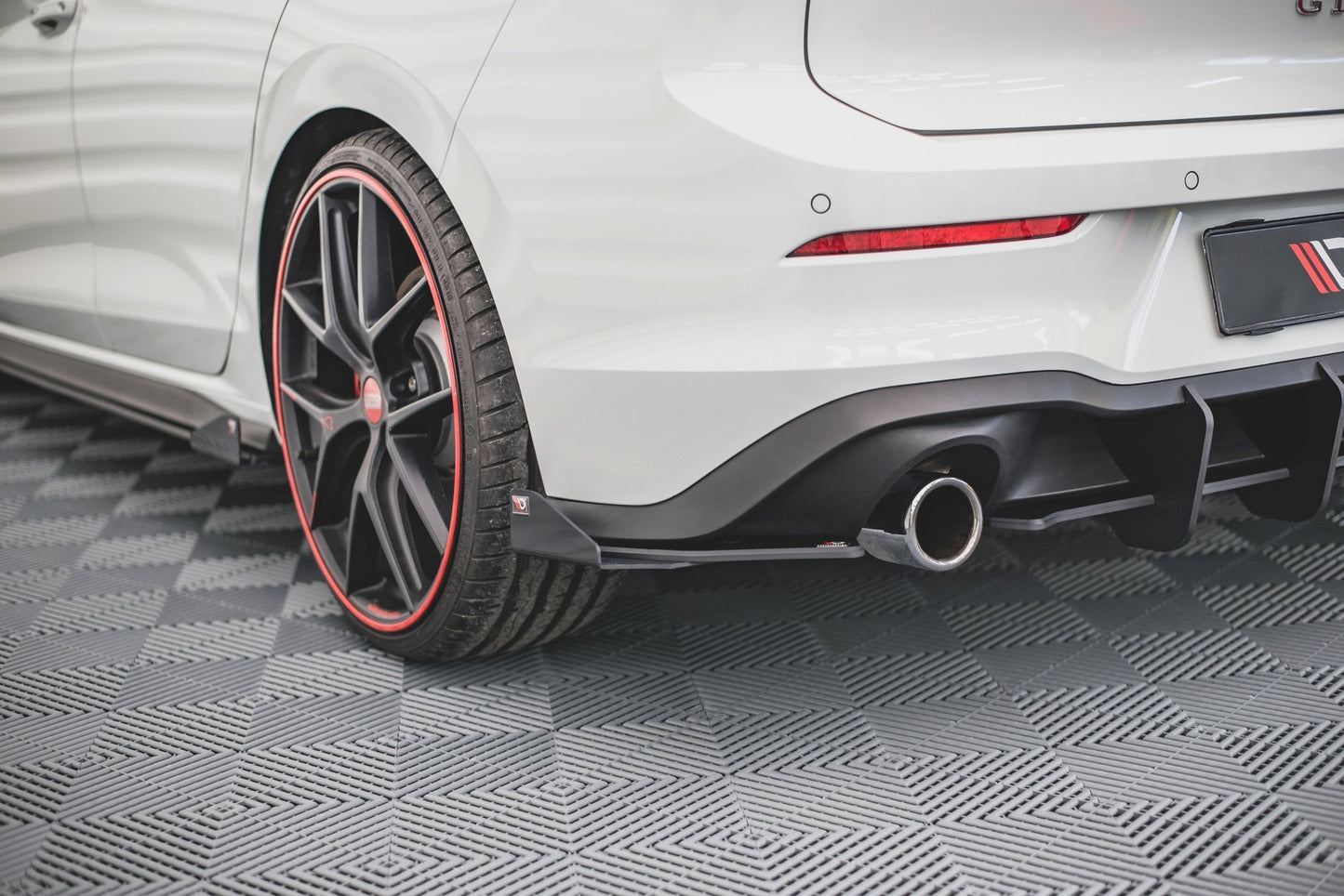 Street Pro Heck Ansatz Flaps Diffusor + Flaps für VW Golf GTI / GTE Mk8 schwarz Hochglanz